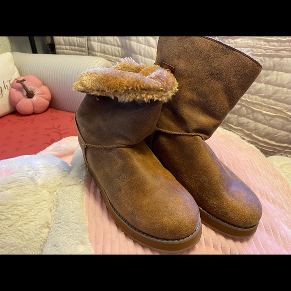 Skechers leather fur lined short calf boots. - Picture 6 of 6